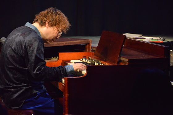 DK plays Hammond B-3